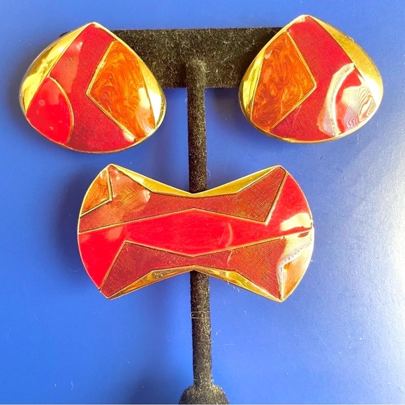 EARRINGS CLIPON BROOCH PIN GOLD TONE VINTAGE RETRO RED ENAMEL WOMENS EARRINGS - Picture 2 of 6